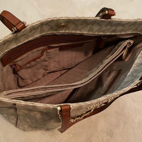 Michael Kors monogram tote with chain detail - Picture 3 of 3